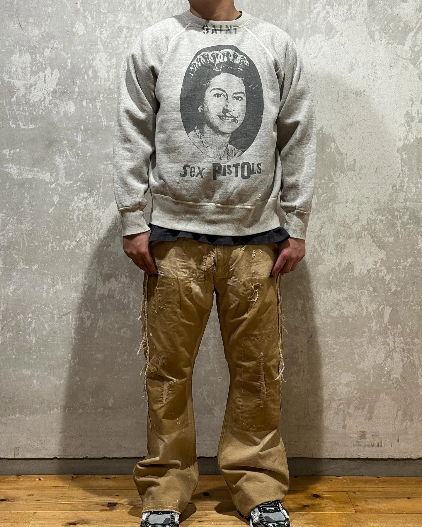 SAINT Mxxxxxx x SEX PISTOLS QUEEN SP_CREW SWT/GRAY band co-branded retro sweatshirt Queen's distressed sweatshirt with holes Distressed gray S-XL Retro distressed distressed hole wash treatment Hand-made graffiti treatment Factory four-needle six-thread boneless sewing Correct co-branded collar label/correct fruit label/wash water label/little angel label